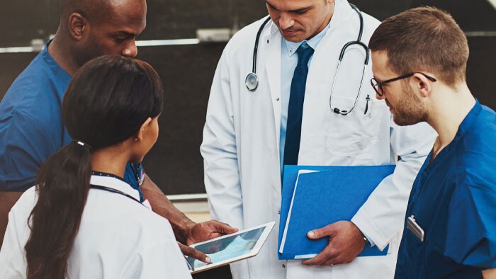 un grupo de médicos mirando una tableta