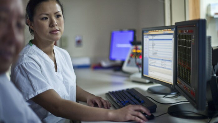 una mujer sentada en un escritorio usando una computadora