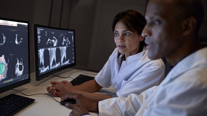 Los cardiólogos comprueban las exploraciones en el monitor
