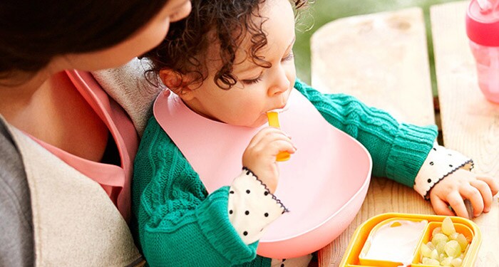 Bebé comiendo con mamá