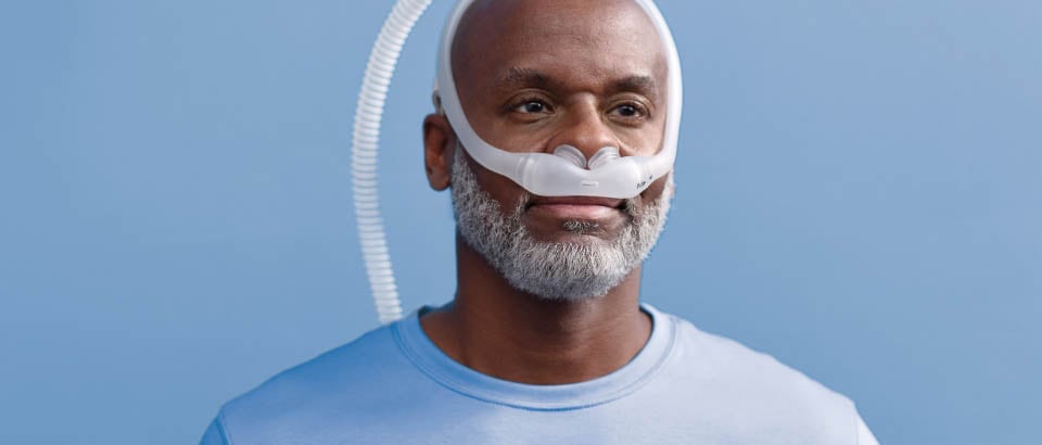 Hombre con barba y mascarilla