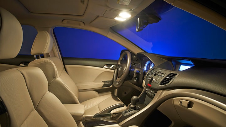 X-tremeVision LED 4 000 K inside a car
