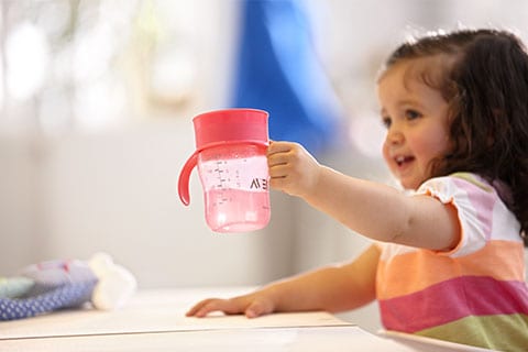 Todo bajo control: enseñarle a tu bebé a beber en un vaso con boquilla es más fácil de lo que pensás