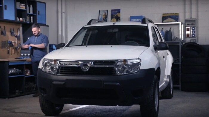 Vea cómo instalar las lámparas automotrices Philips en los faros en un Renault Duster