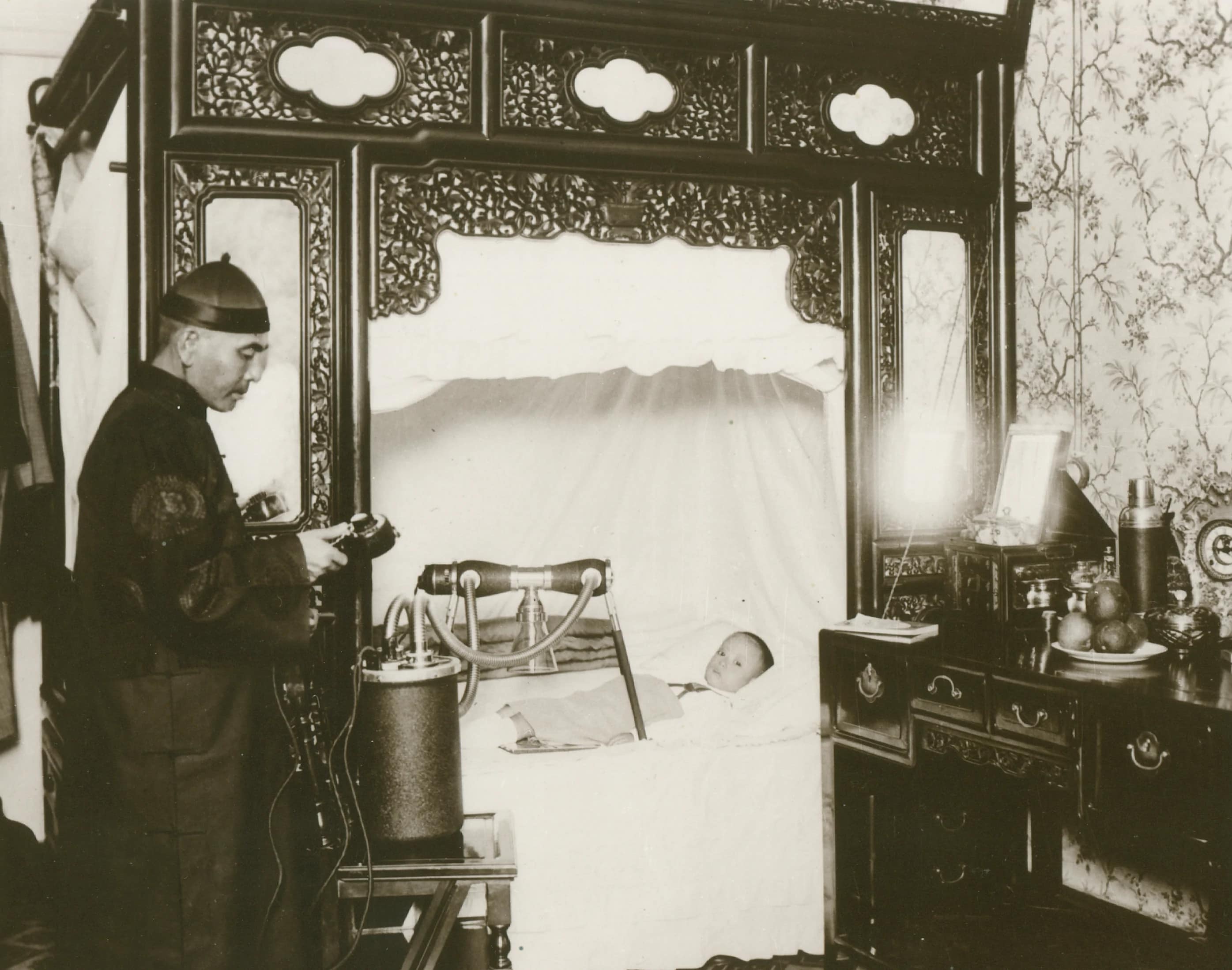 1931 - Último emperador chino usa máquina Philips de rayos X