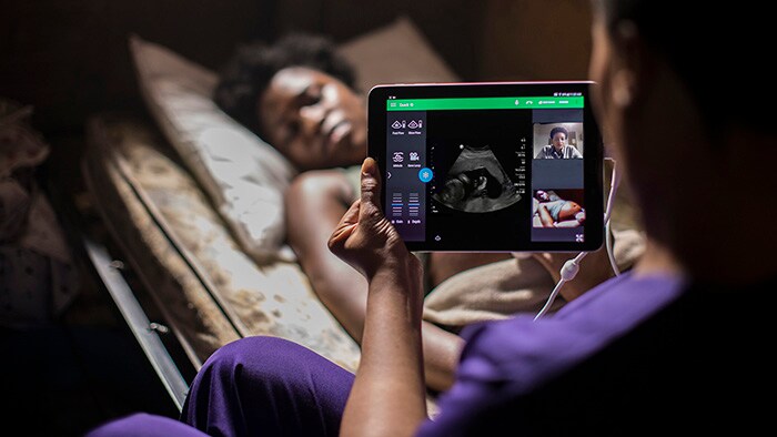 Con la vista al cielo: cómo la colaboración virtual puede mejorar el acceso a la atención médica alrededor del mundo