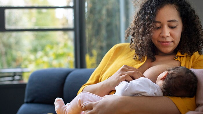 2 de cada 3 mamás se sentirían más seguras y cómodas amamantando en público si se considerara “normal”*